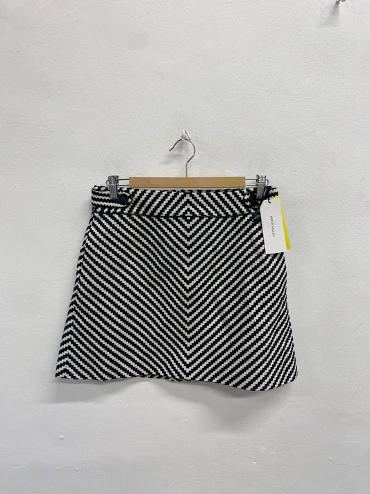 Fabulous Karen Millen Mini Skirt UK 10 Black zig zag White NF494