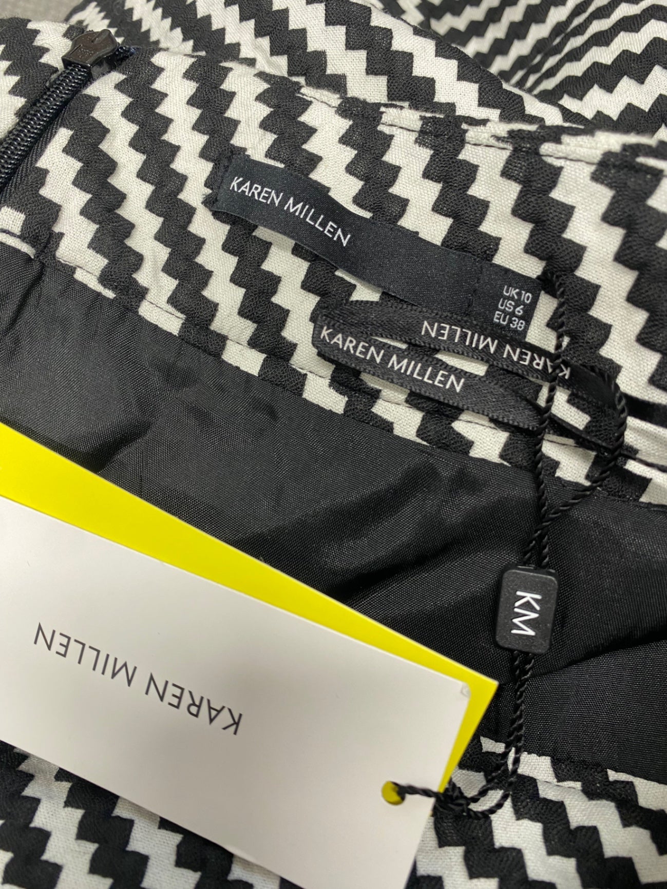 Fabulous Karen Millen Mini Skirt UK 10 Black zig zag White NF494
