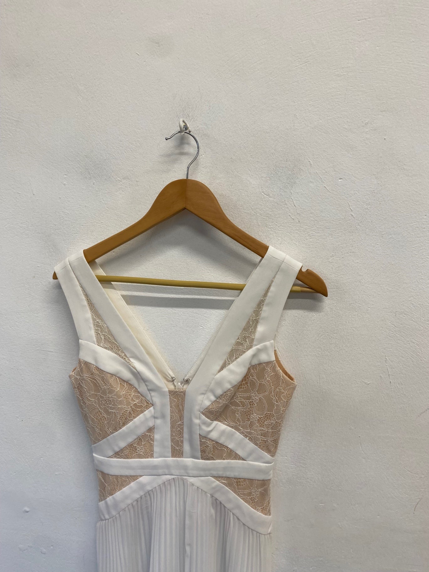 Fabulous BCBG Maxazria Mini dress UK 8 White and Beige lace pleated party PT503