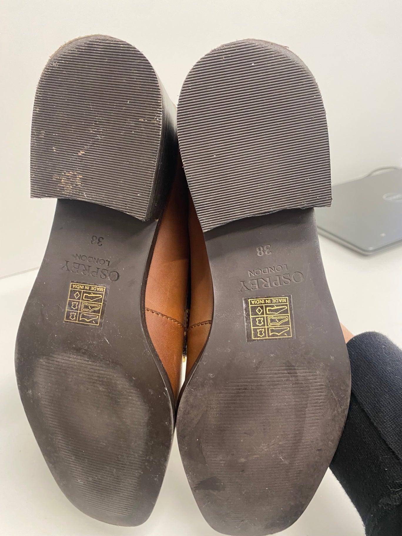 Fabulous Osprey classic timeless Loafers UK5 Brown tan leather chain details KF221