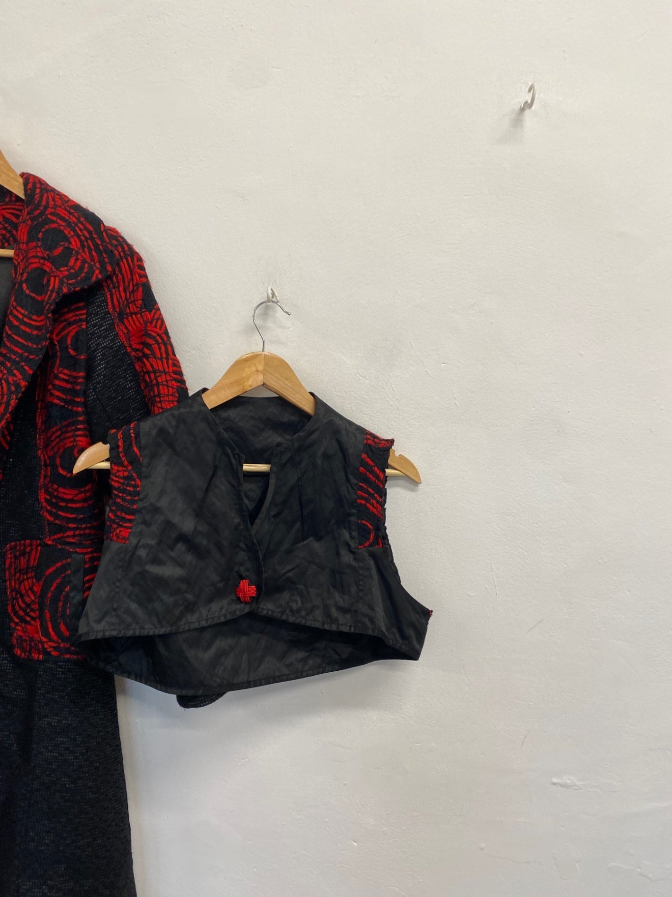 Fabulous Fille de sables Longline jacket & waistcoat UK 8 Black and Red manga alternative KF221