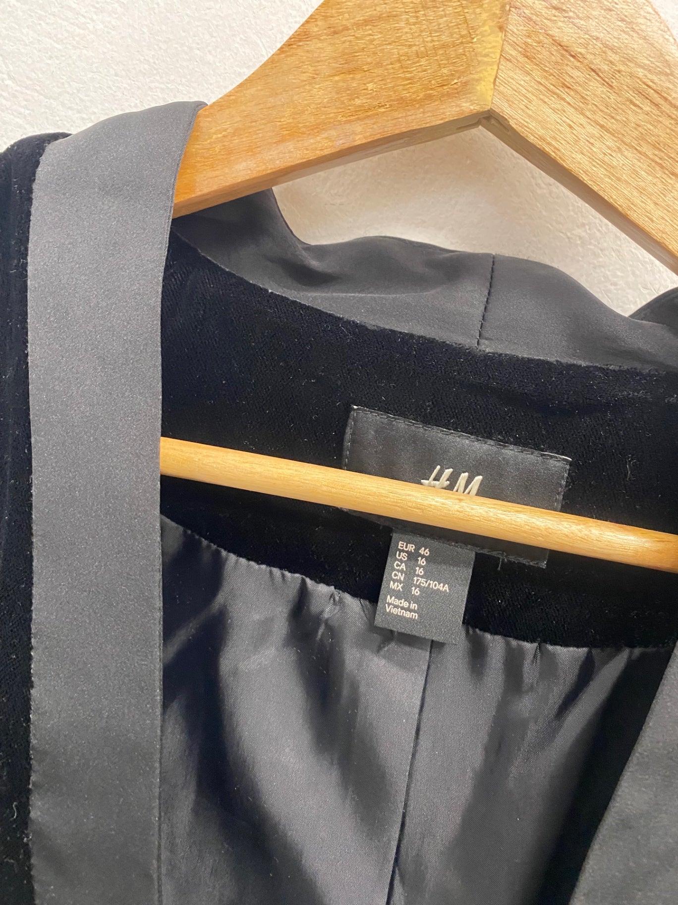 Fabulous H&M Blazer UK 18 Black velvet festive formal KM507