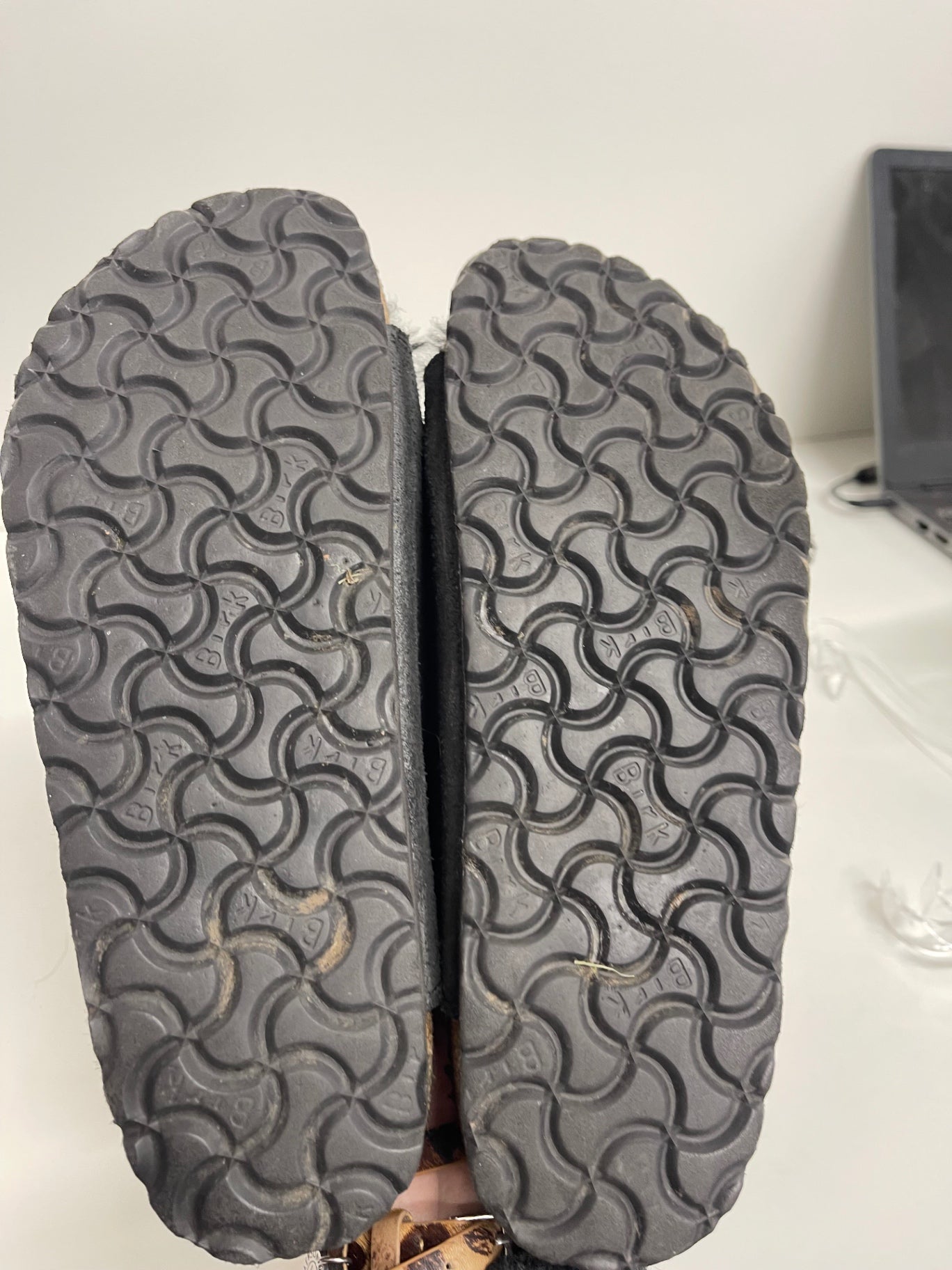 Fabulous Birkenstock Arizona shearling Sandals UK4 Black KM507