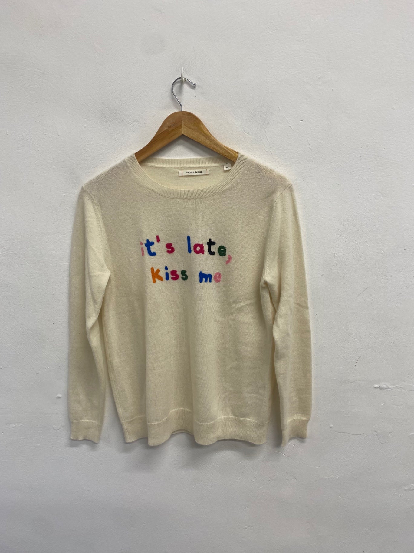 Fabulous Chinti & parker cashmere it’s late kiss me jumper UK 8 Cream WLH511