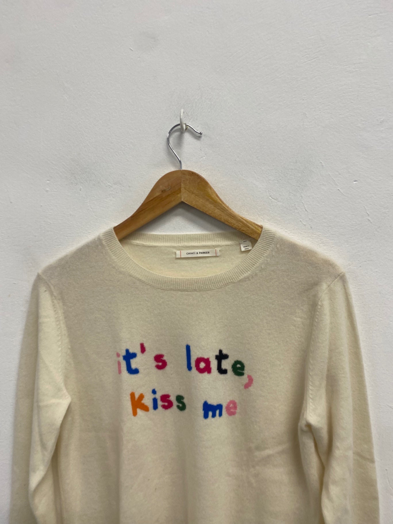 Fabulous Chinti & parker cashmere it’s late kiss me jumper UK 8 Cream WLH511