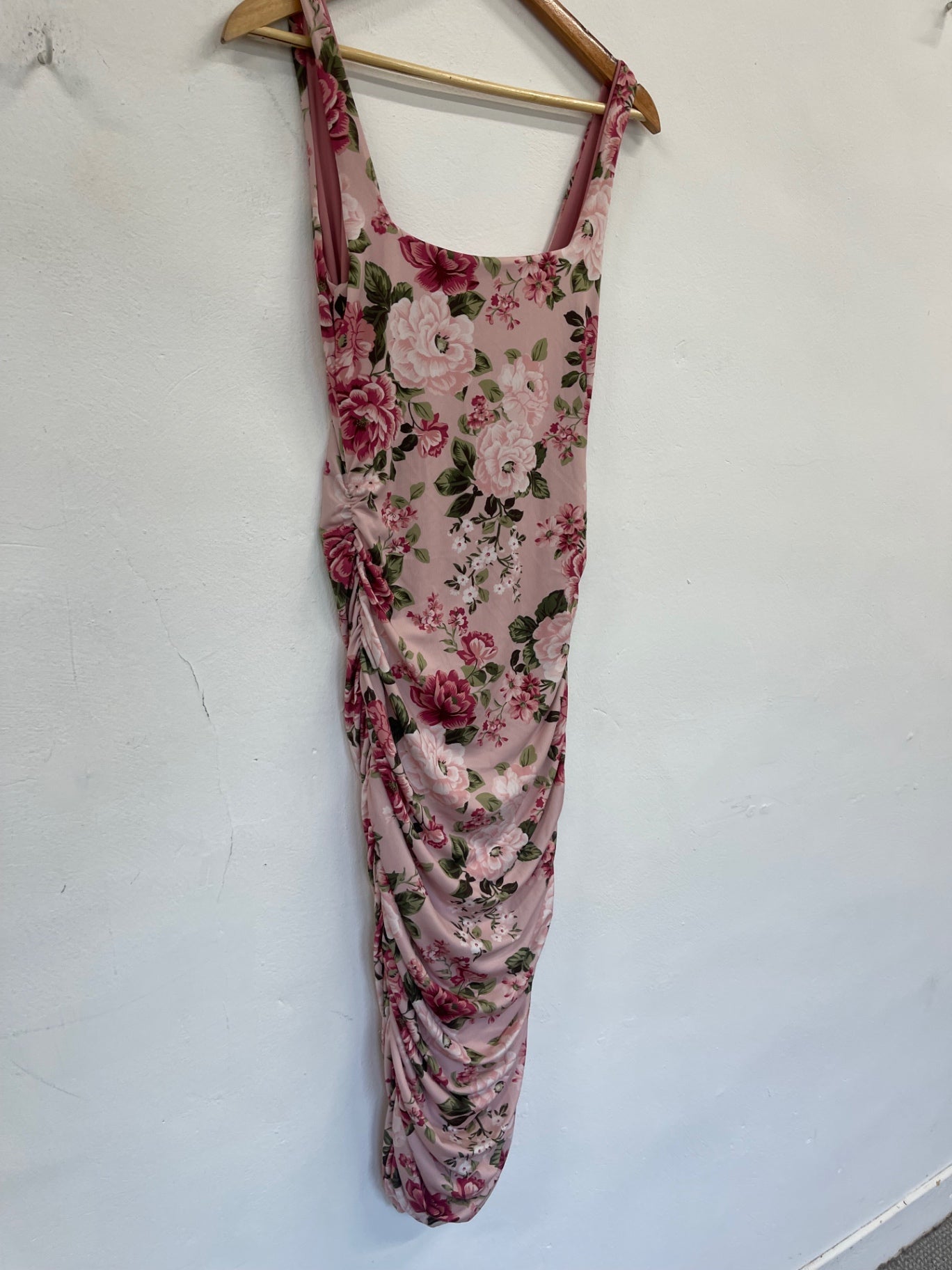 Stunning Club L London ruched floral Dress Uk8 Pink FH539