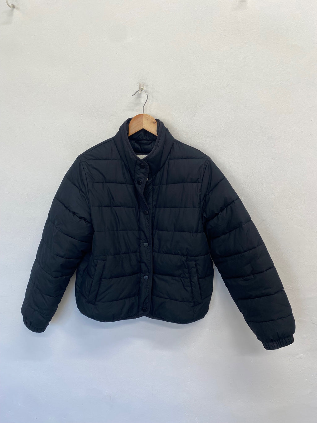 Stunning Hollister Puffer Jacket UK 6-8 Black crop NB563
