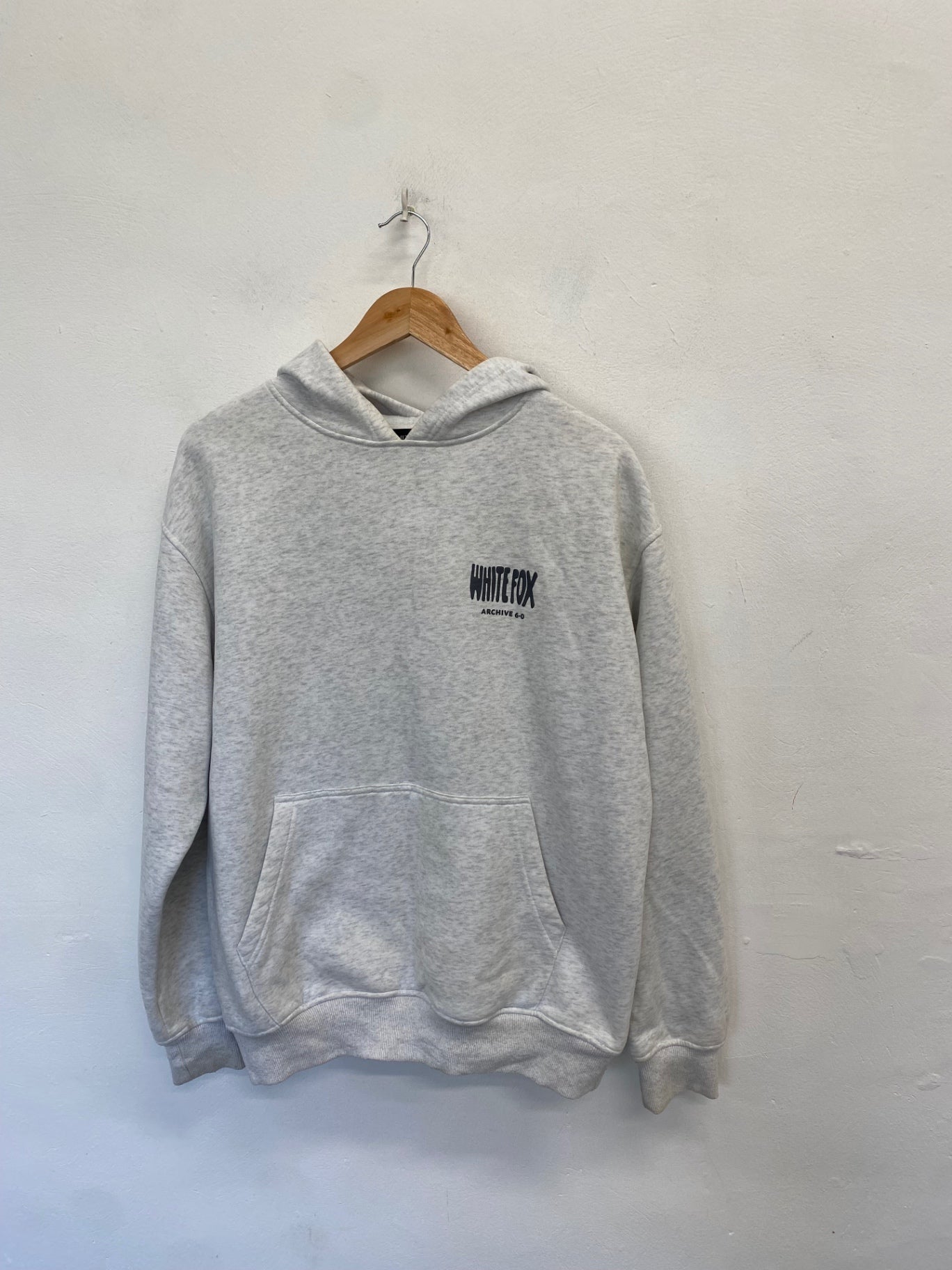 Stunning White fox Hoodie UK 8 Light Grey graphic NB563