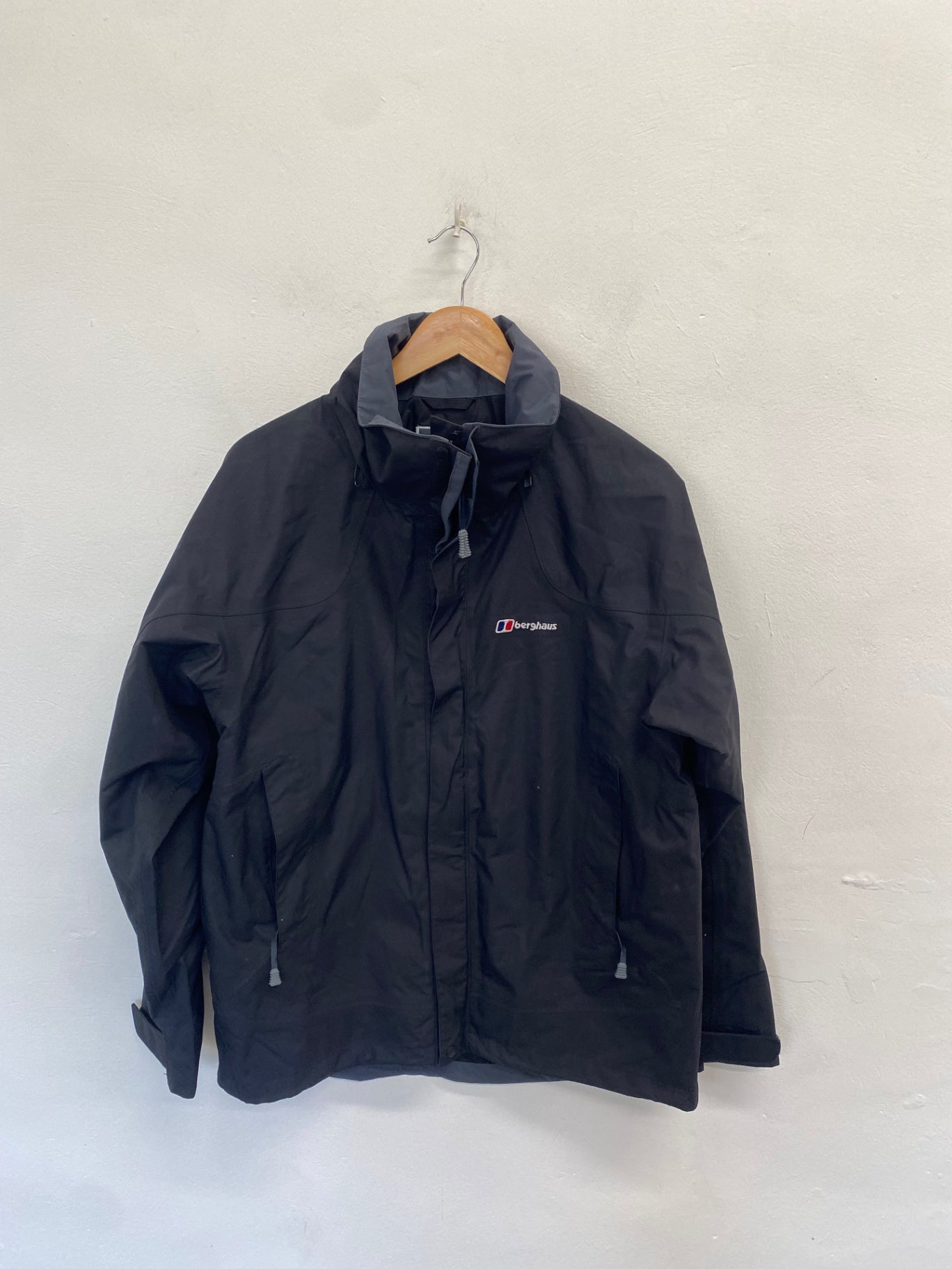 Classic men’s Berghaus Raincoat UK M Black outdoors NB563