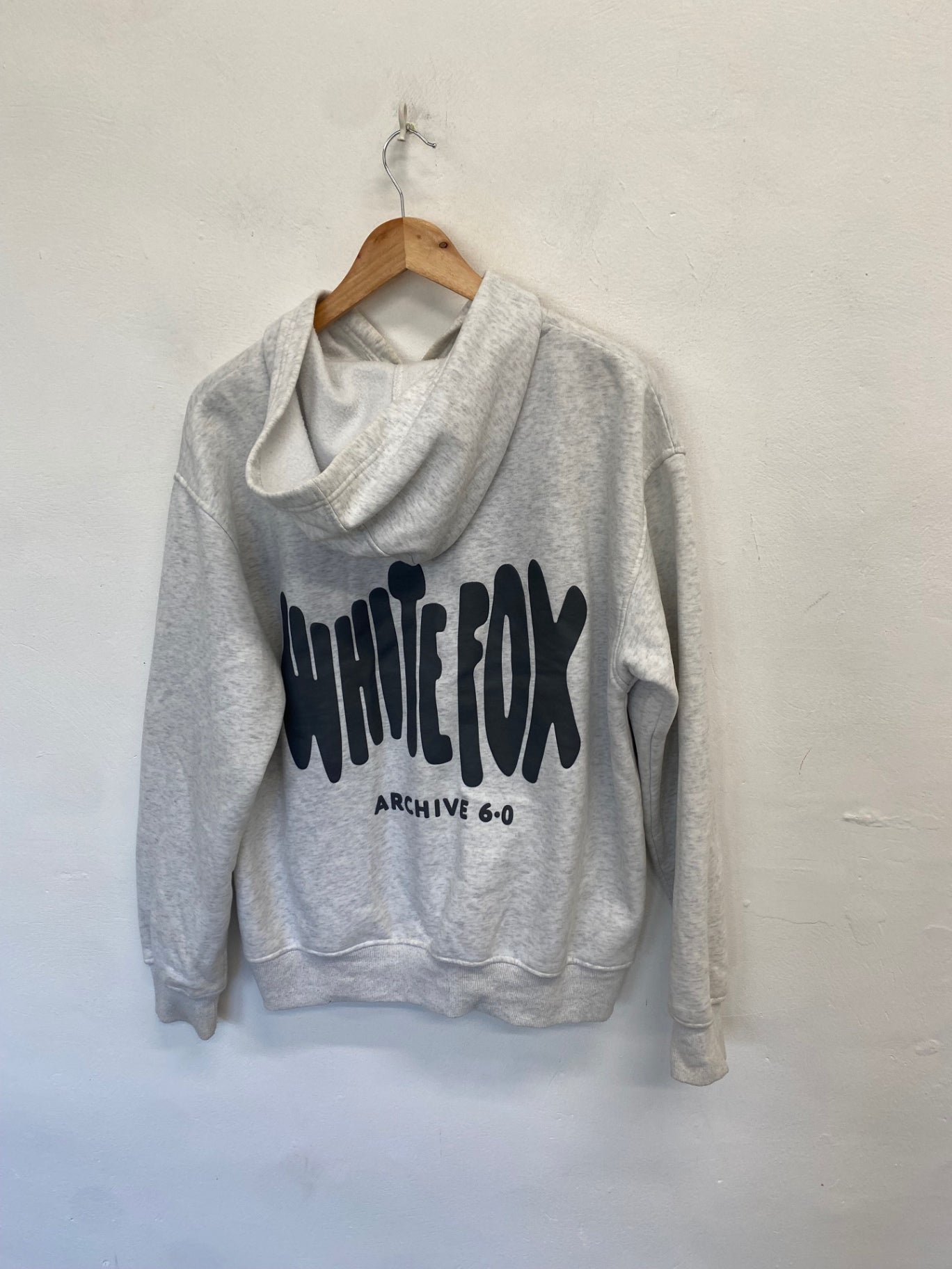 Stunning White fox Hoodie UK 8 Light Grey graphic NB563