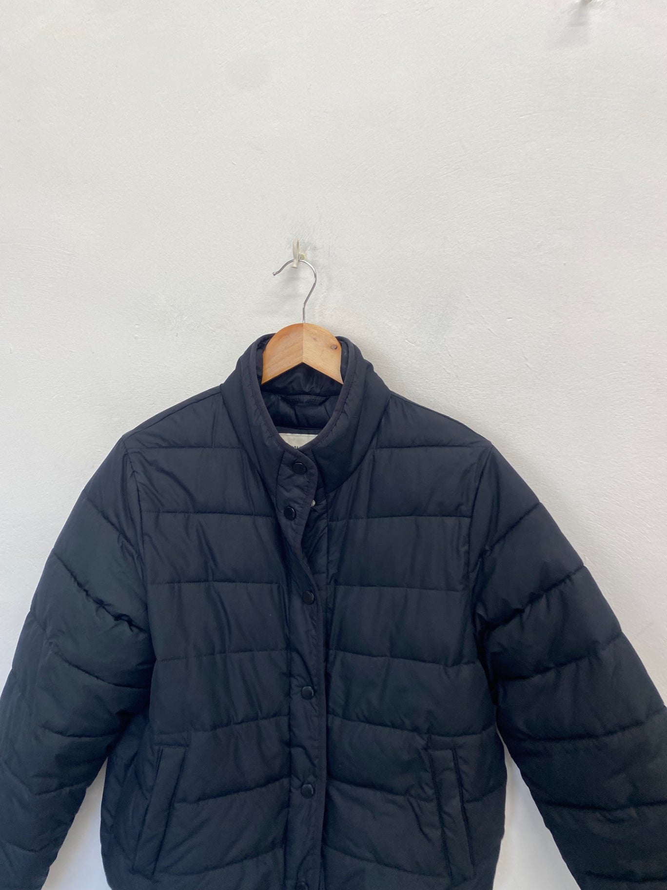 Stunning Hollister Puffer Jacket UK 6-8 Black crop NB563