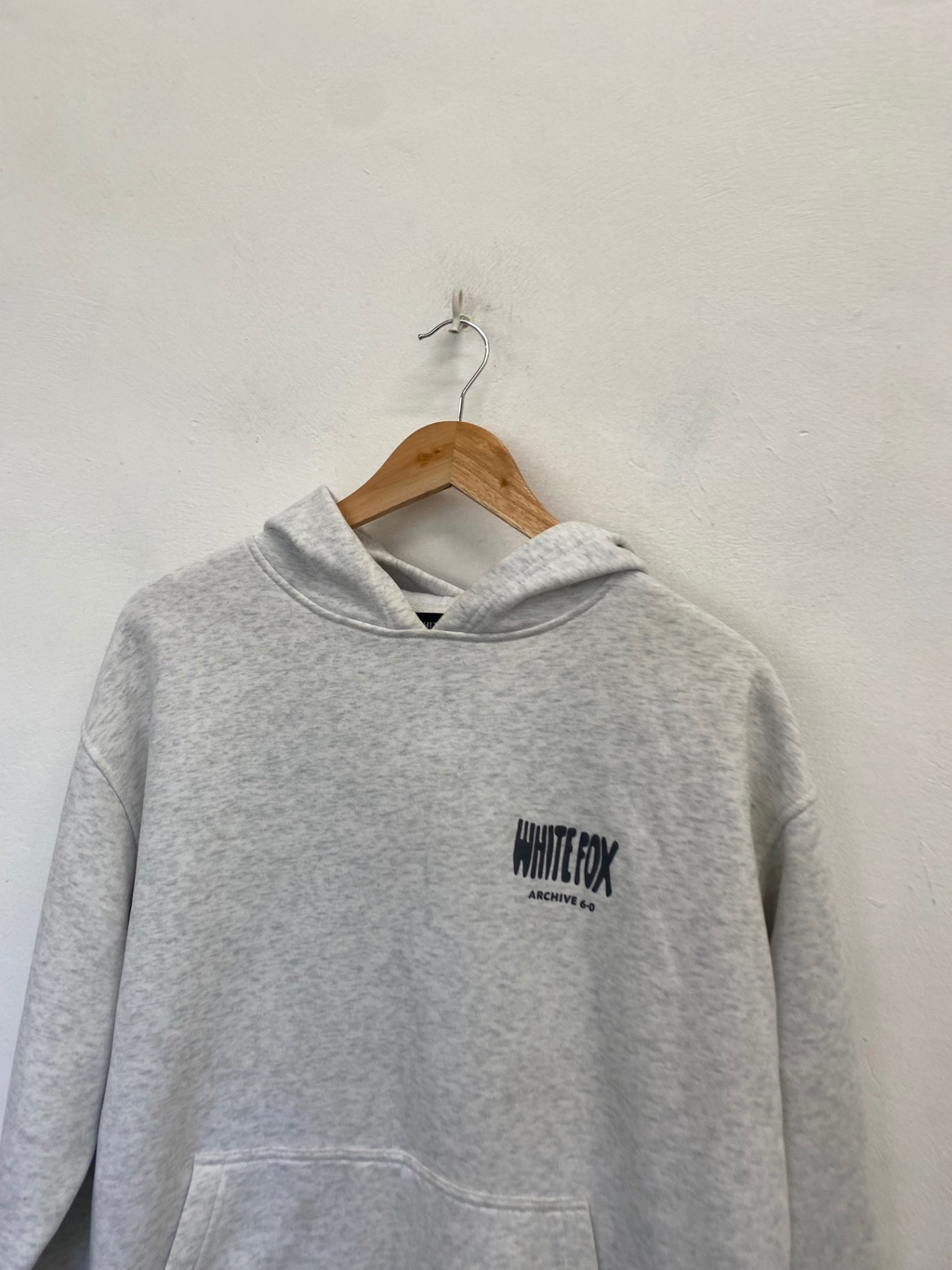 Stunning White fox Hoodie UK 8 Light Grey graphic NB563