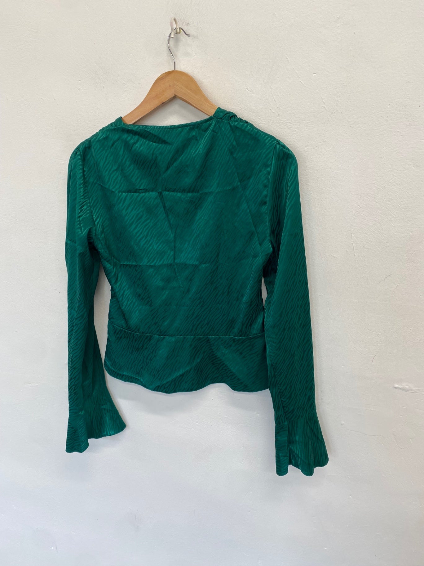 Stunning Asos Design Blouse Uk 10 Green zebra satin AM564