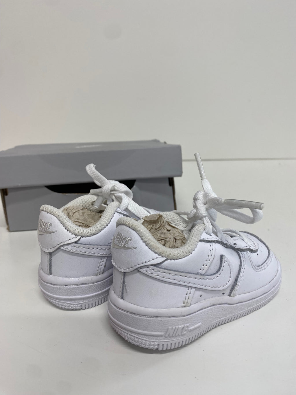 Fabulous Nike air le baby Trainers UK 2.5 White AM564