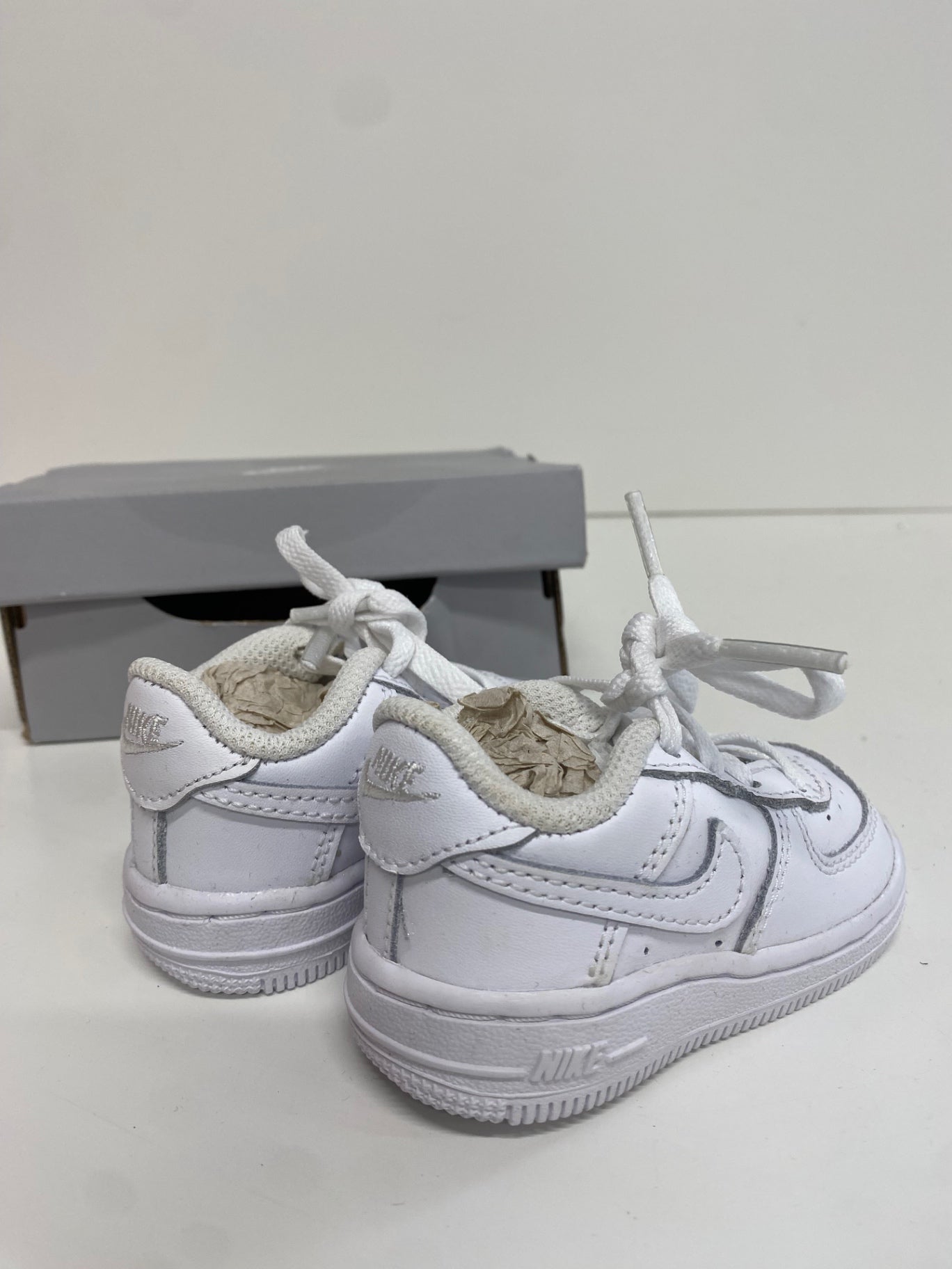 Fabulous Nike air le baby Trainers UK 2.5 White AM564
