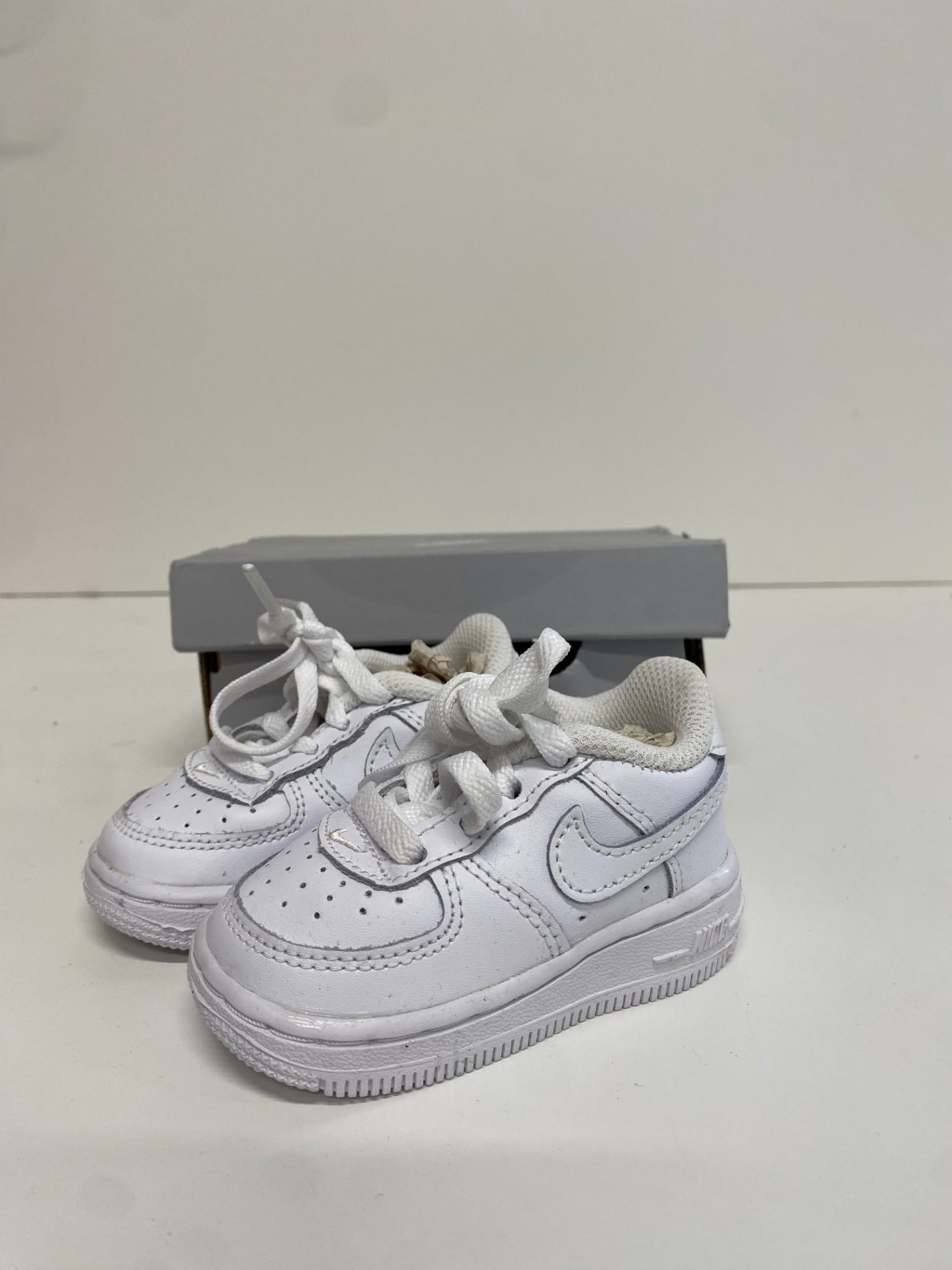 Fabulous Nike air le baby Trainers UK 2.5 White AM564