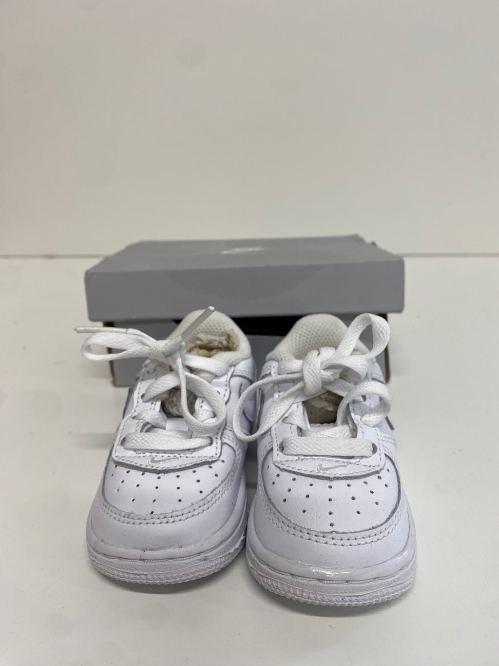 Fabulous Nike air le baby Trainers UK 2.5 White AM564