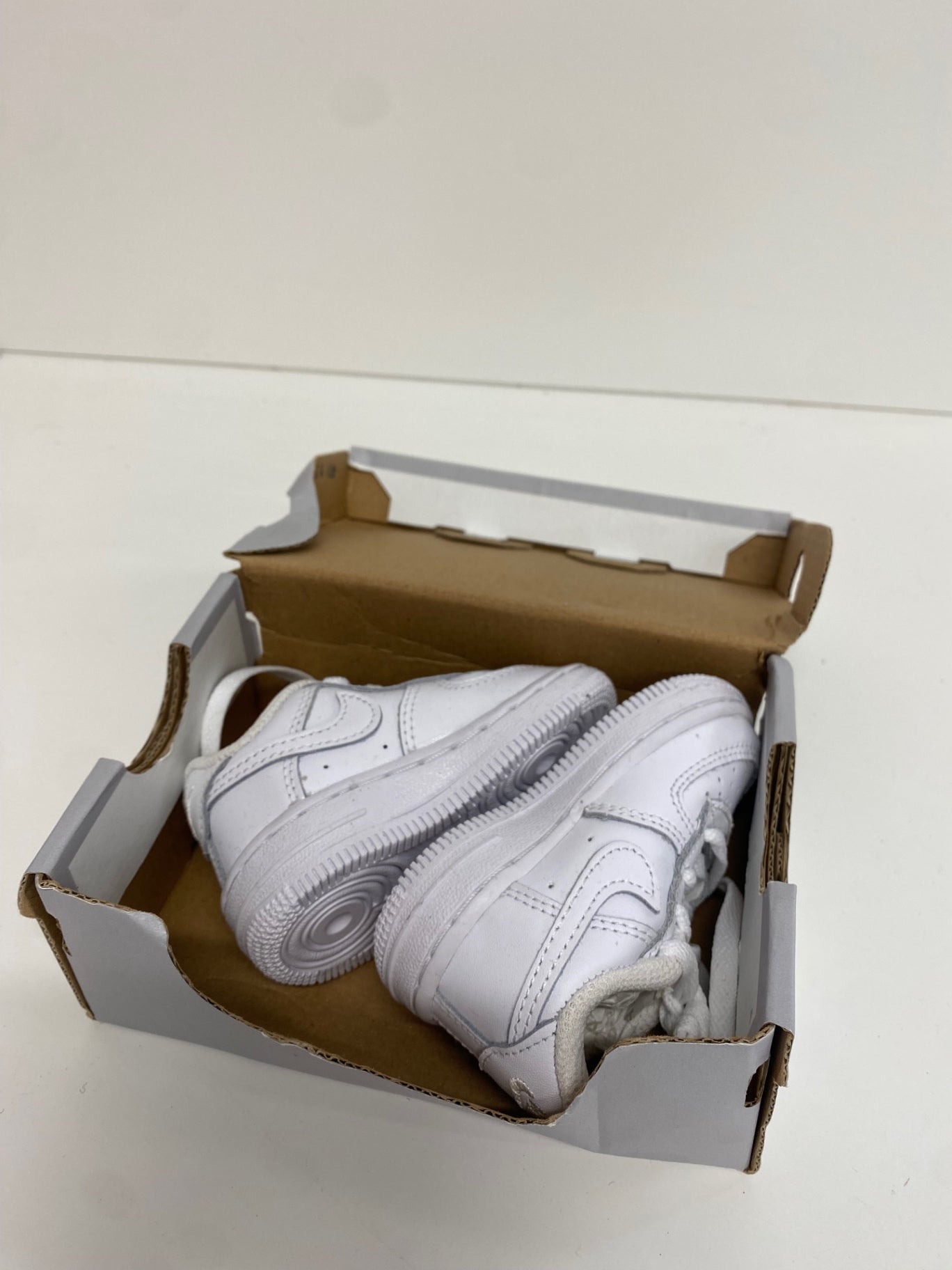 Fabulous Nike air le baby Trainers UK 2.5 White AM564