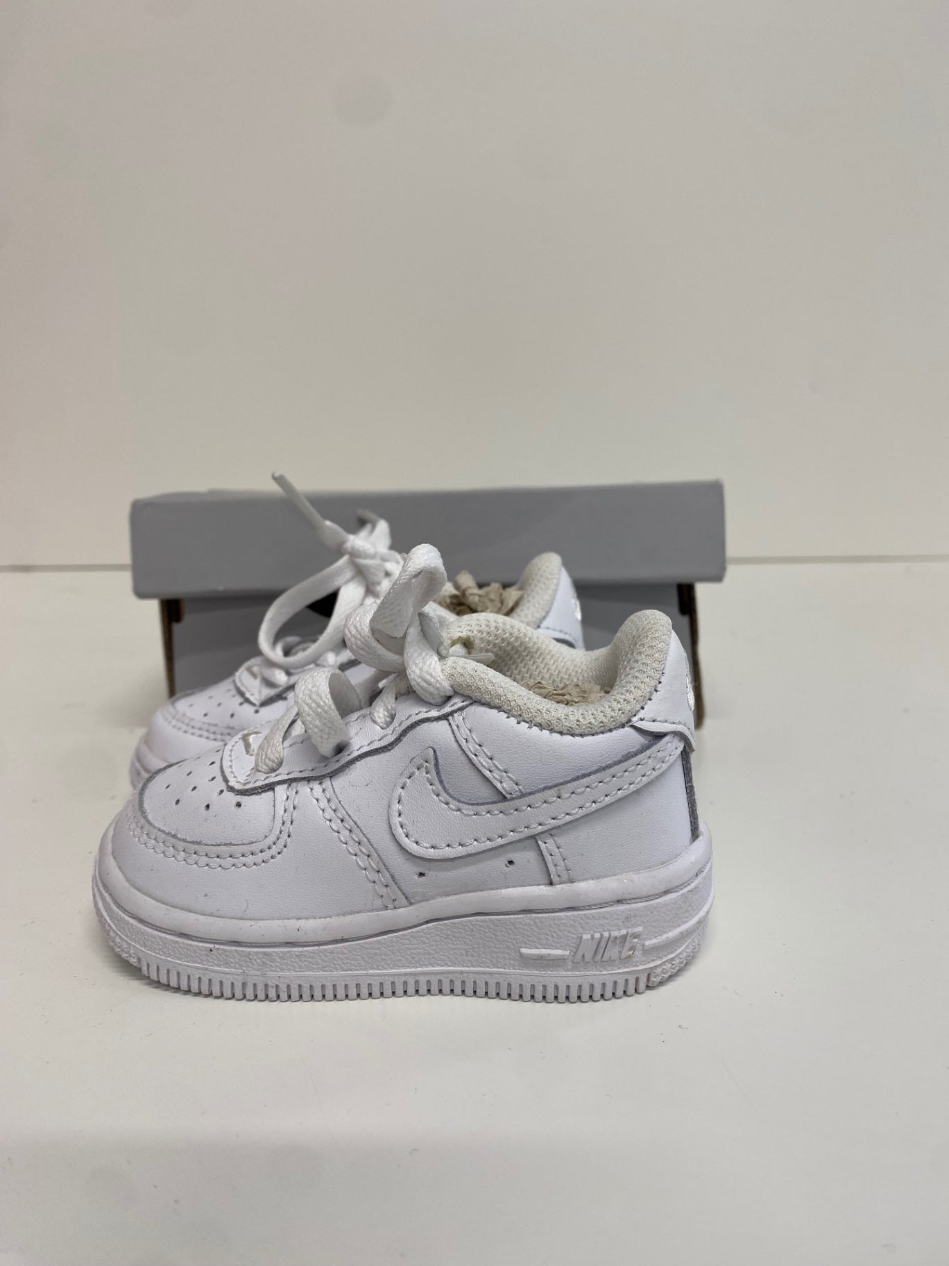 Fabulous Nike air le baby Trainers UK 2.5 White AM564