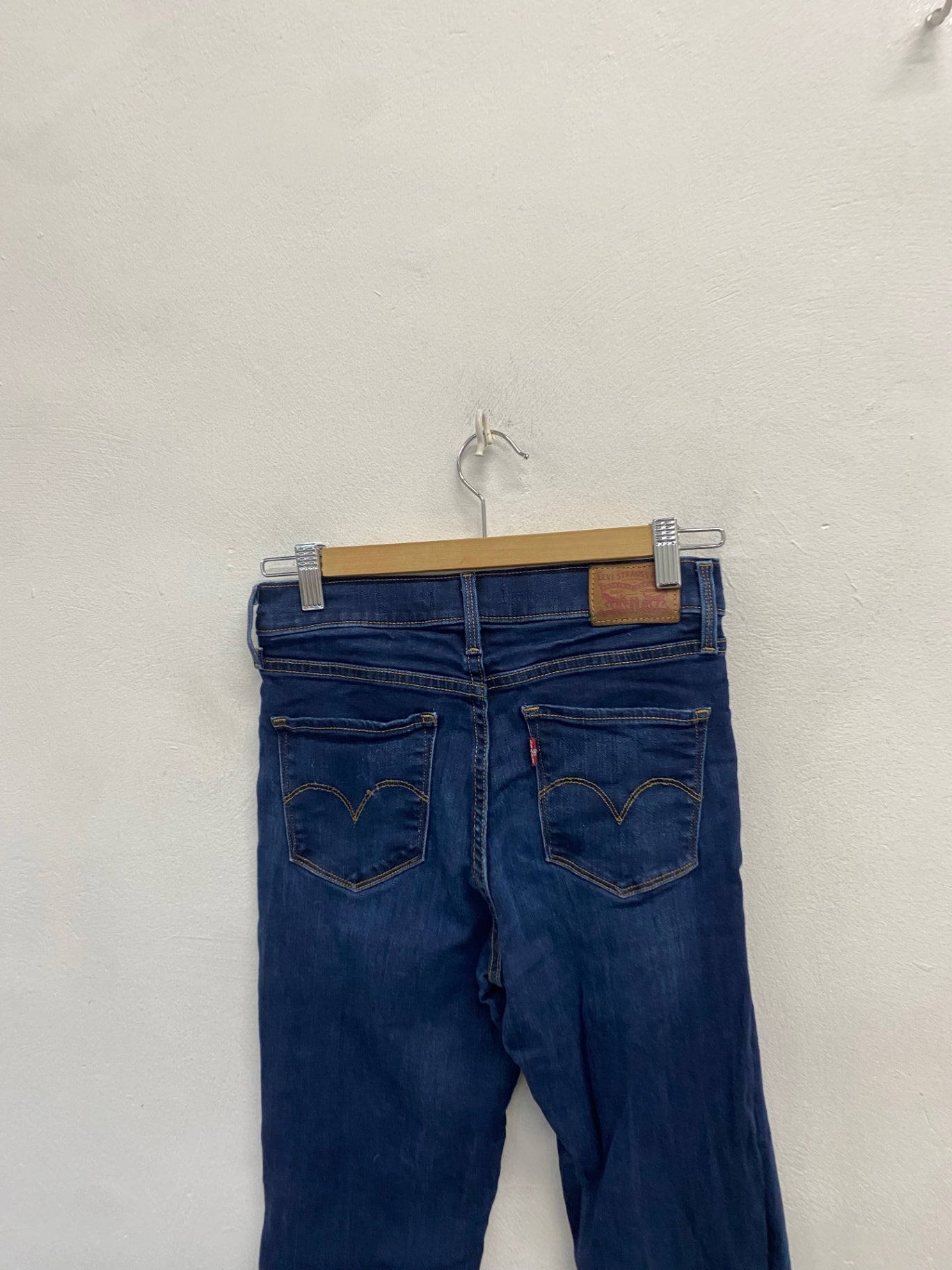 Stunning Levi's shaping bootcut Flared jeans W27” Blue CV565