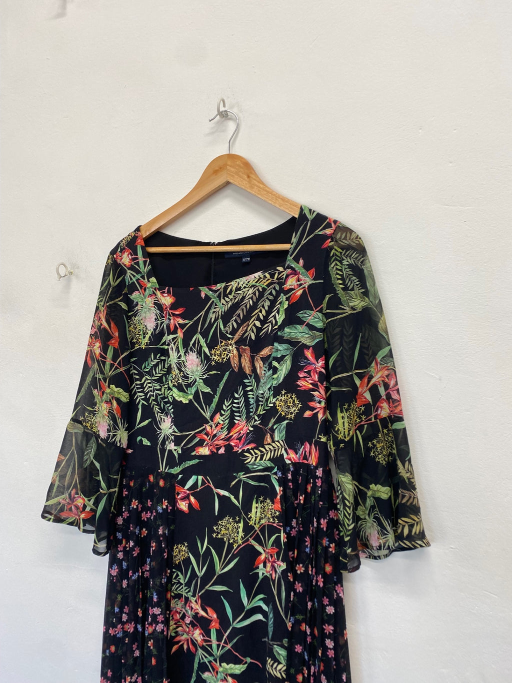 Stunning French Connection Maxi Dress UK 14 Black floral floaty CW566
