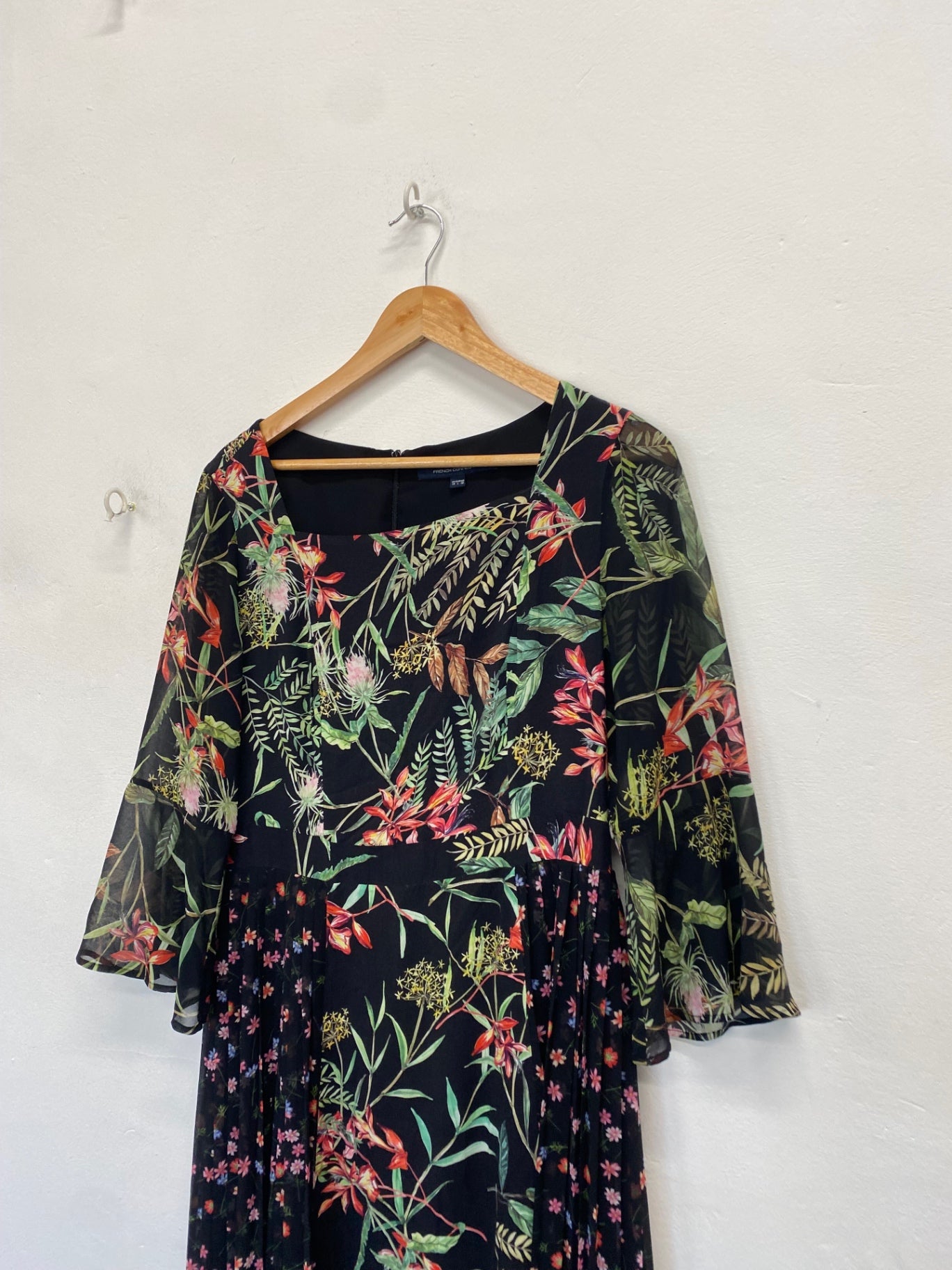 Stunning French Connection Maxi Dress UK 14 Black floral floaty CW566