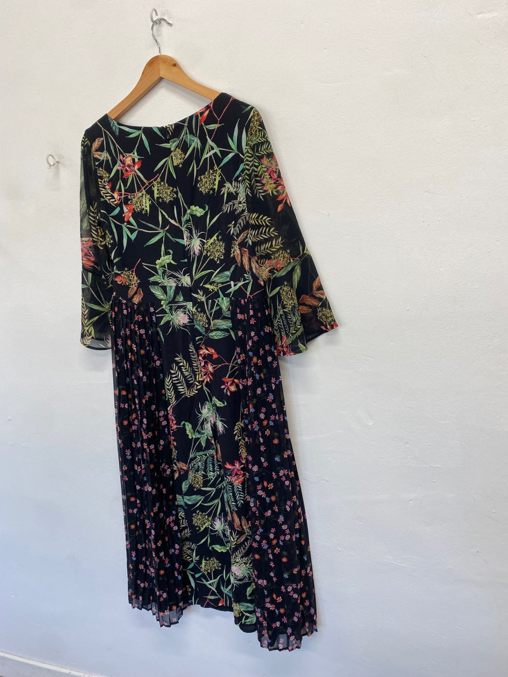 Stunning French Connection Maxi Dress UK 14 Black floral floaty CW566