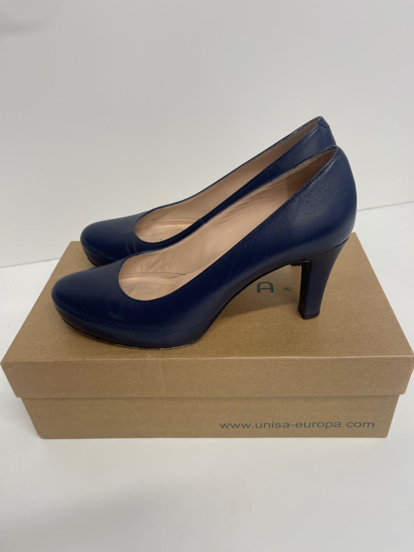 Stunning Unisa Court  shoes  UK 5.5 Navy purple  leather CW566