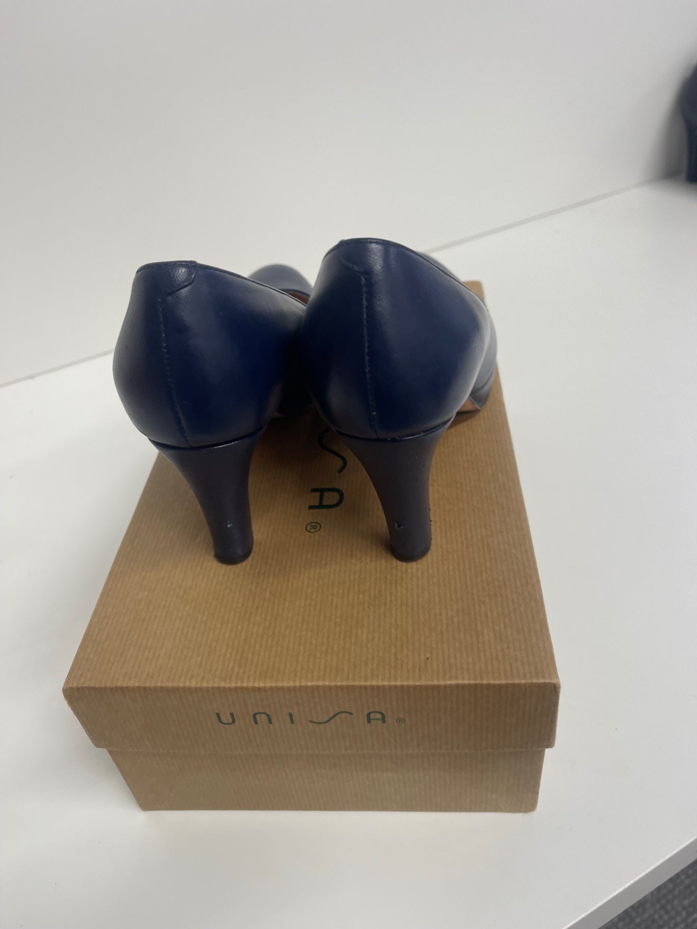 Stunning Unisa Court  shoes  UK 5.5 Navy purple  leather CW566