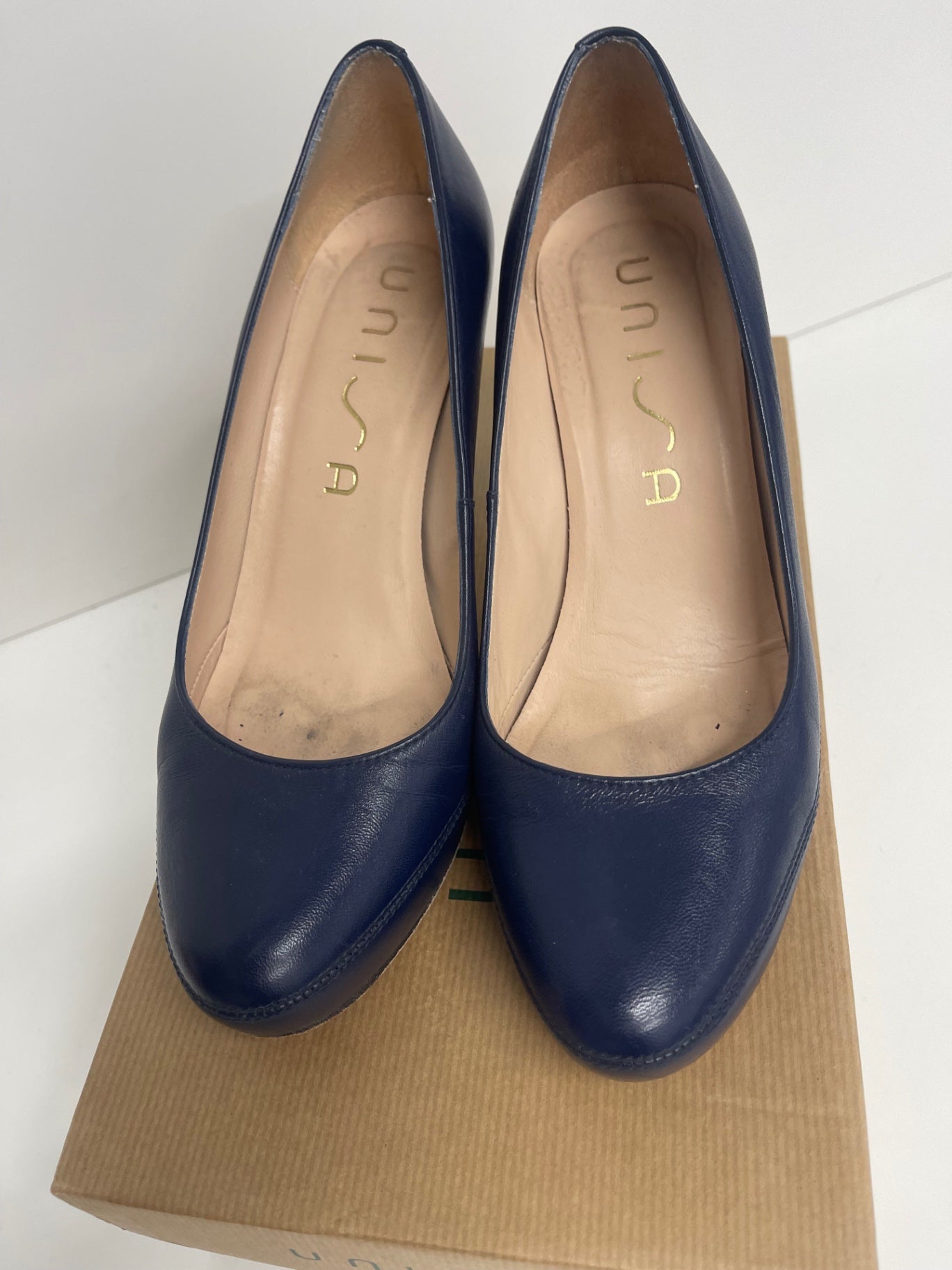 Stunning Unisa Court  shoes  UK 5.5 Navy purple  leather CW566
