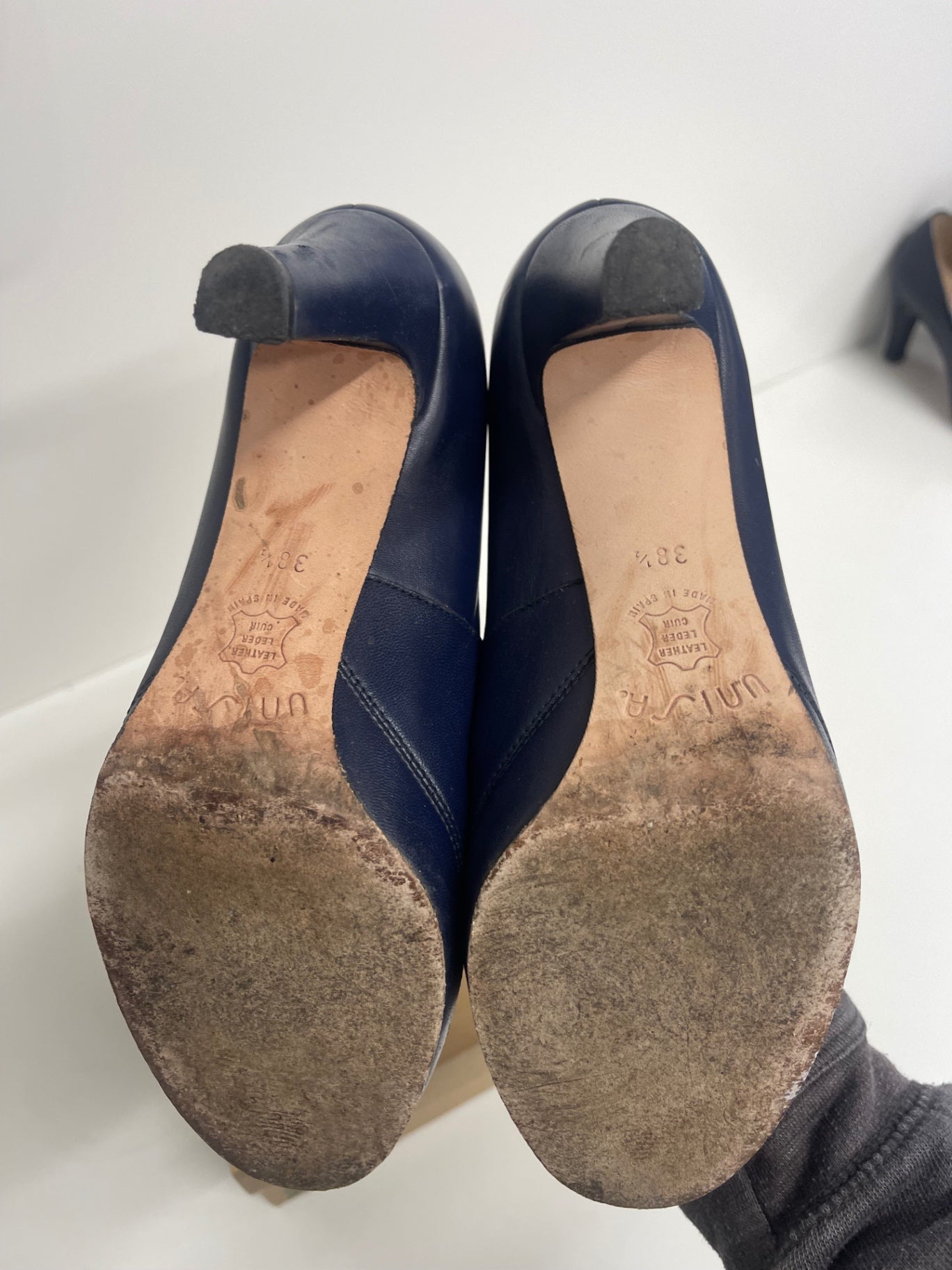 Stunning Unisa Court  shoes  UK 5.5 Navy purple  leather CW566