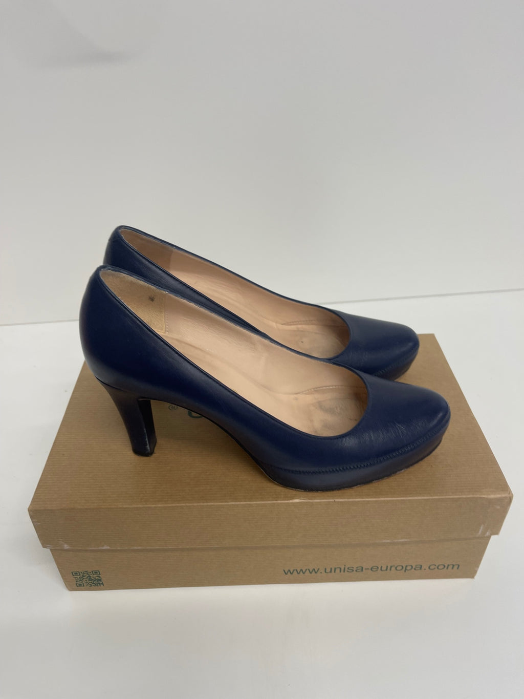 Stunning Unisa Court  shoes  UK 5.5 Navy purple  leather CW566