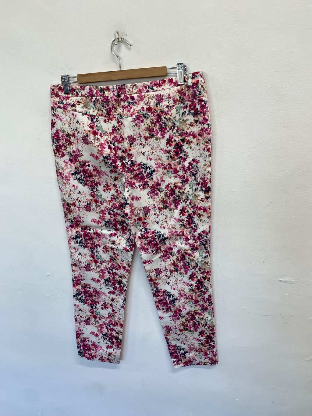 Stunning TU Skinny trousers UK 14 short Pink Floral Print CW566