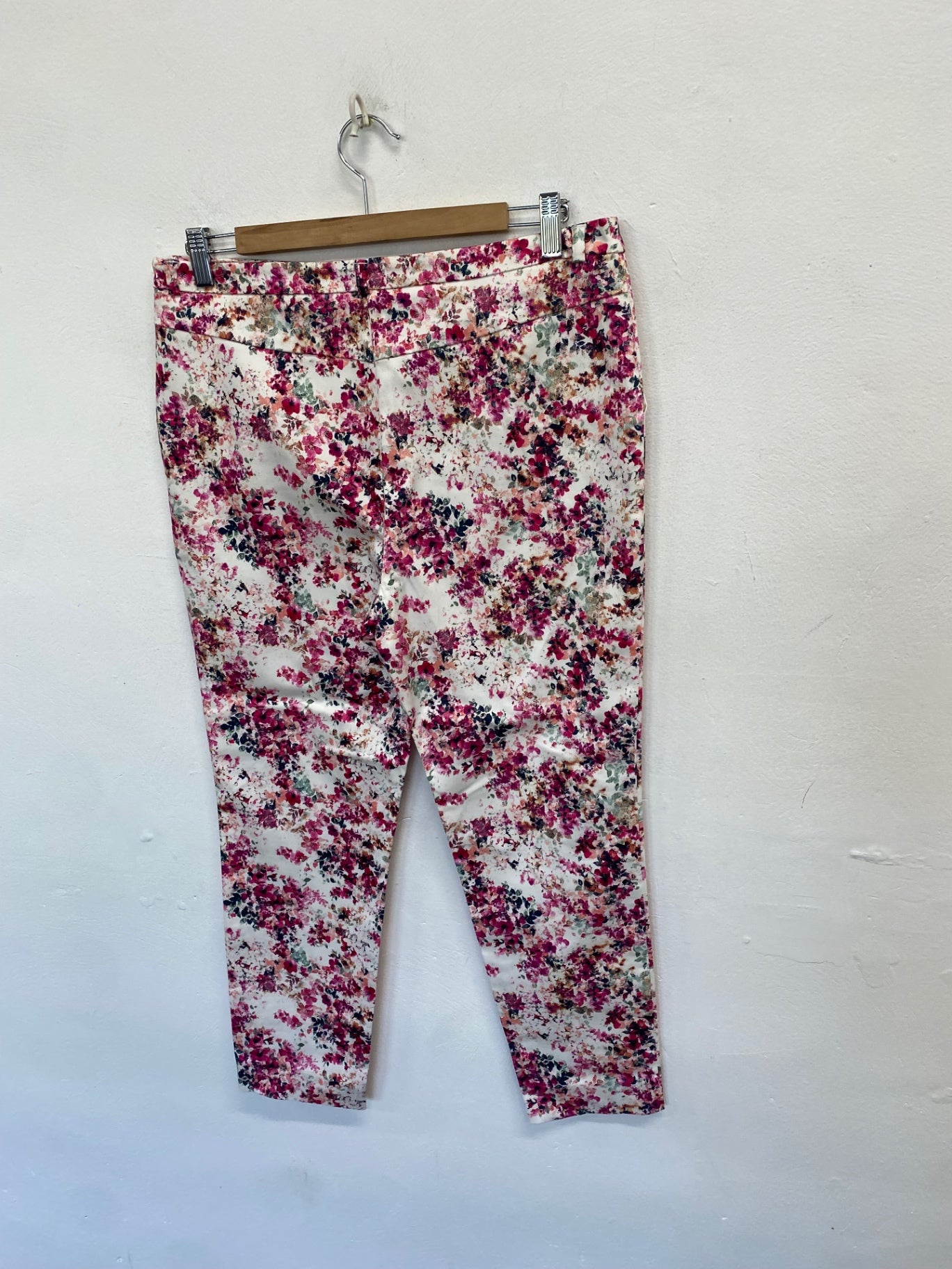 Stunning TU Skinny trousers UK 14 short Pink Floral Print CW566