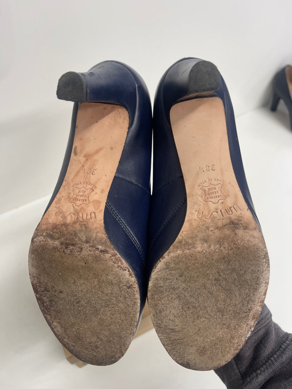 Stunning Unisa Court  shoes  UK 5.5 Navy purple  leather CW566