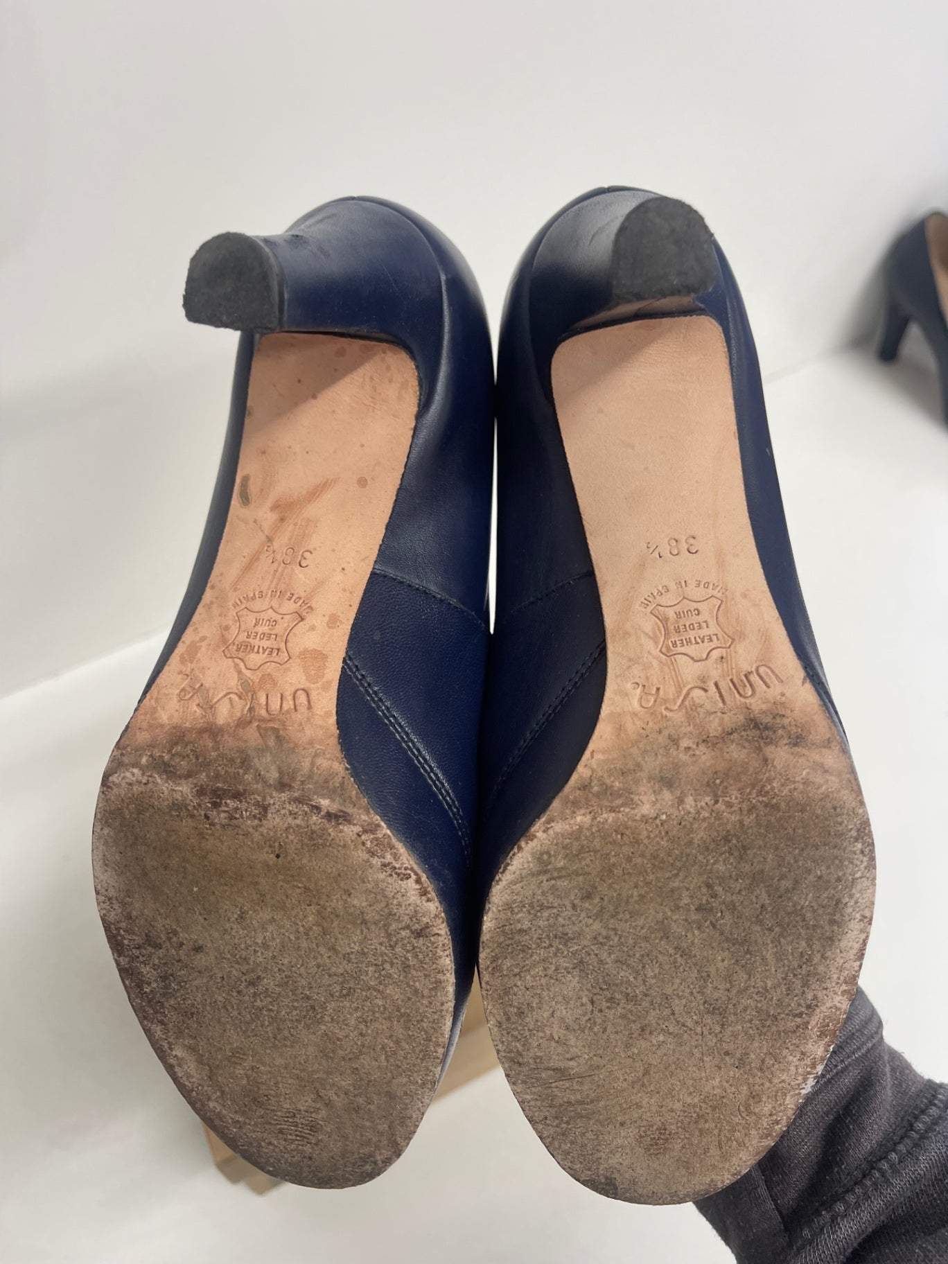 Stunning Unisa Court  shoes  UK 5.5 Navy purple  leather CW566