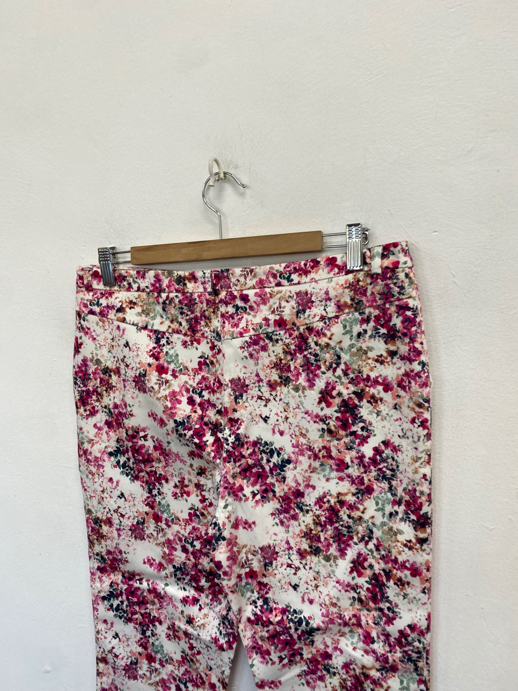 Stunning TU Skinny trousers UK 14 short Pink Floral Print CW566