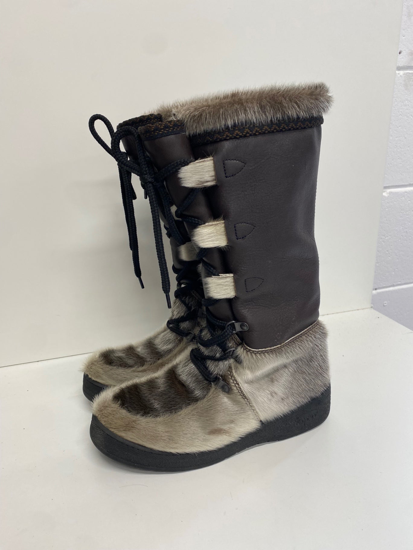 Stunning Topaz Norway reindeer fur Boots Uk 4 Brown beige CW566