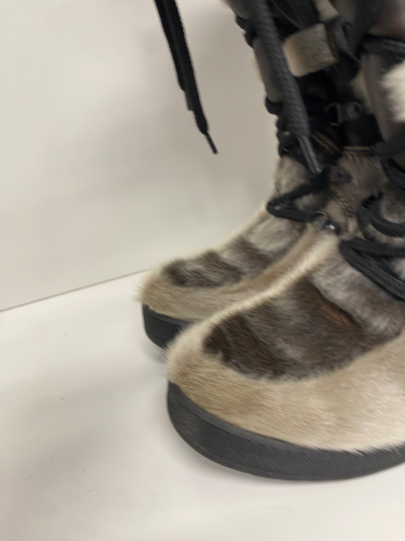 Stunning Topaz Norway reindeer fur Boots Uk 4 Brown beige CW566