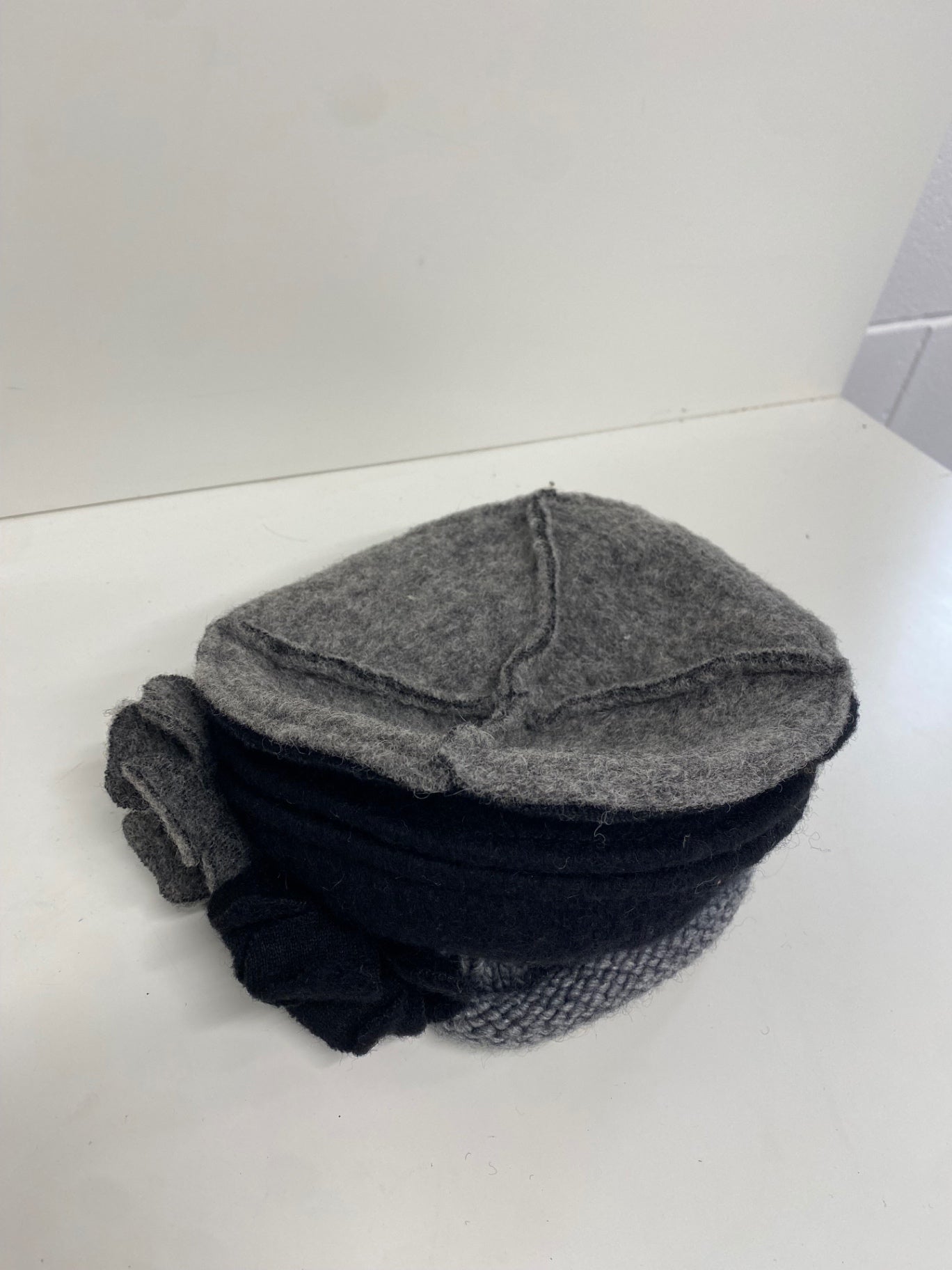 Stunning Giuliana made in Italy felt wool flower Beanie Y2K One size Grey CW566