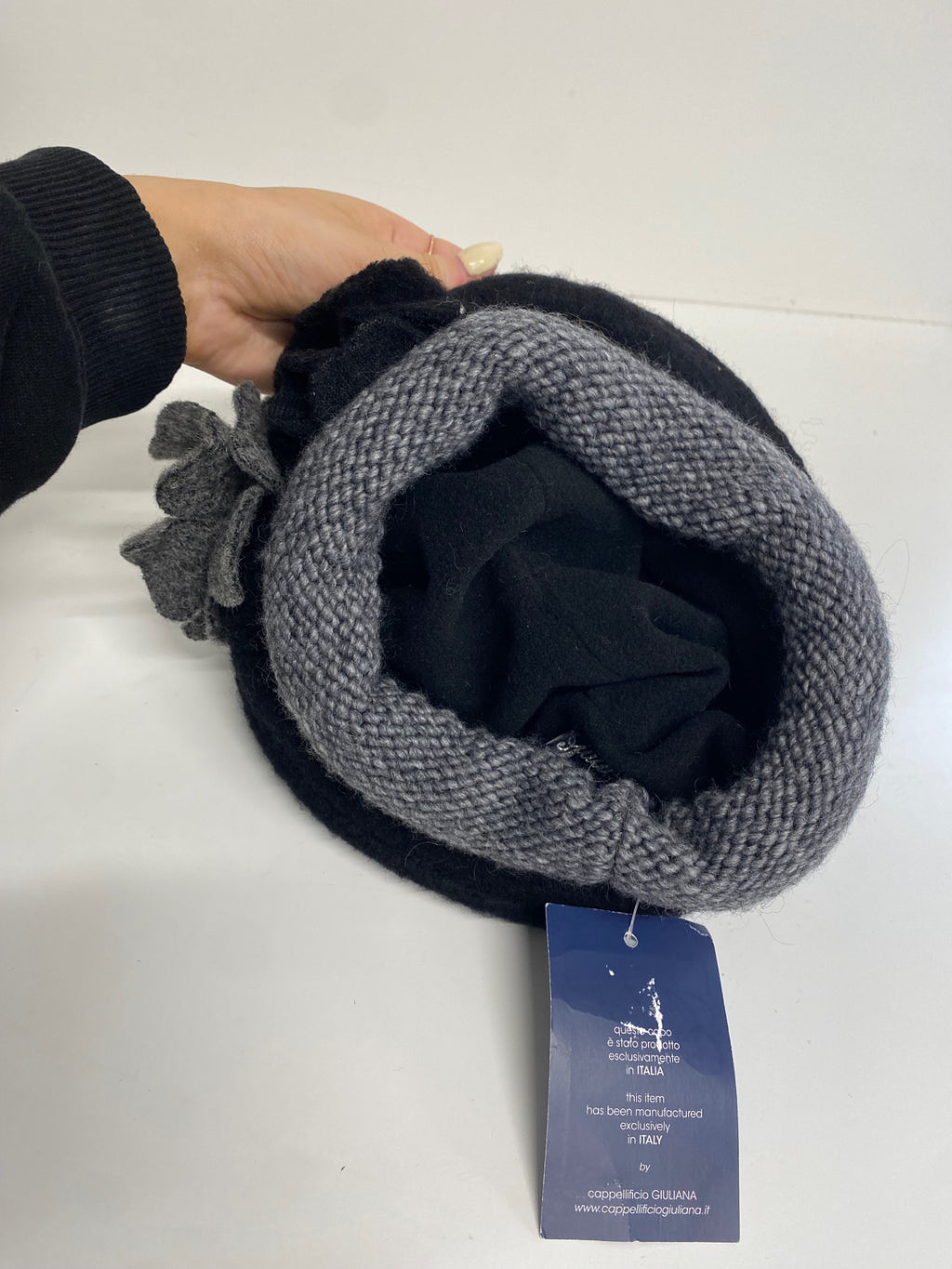 Stunning Giuliana made in Italy felt wool flower Beanie Y2K One size Grey CW566
