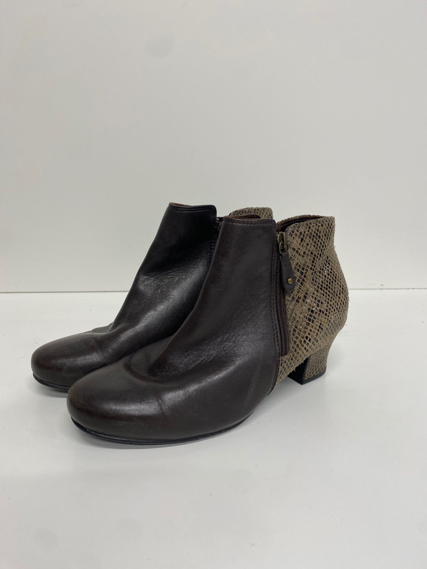 Stunning Hotter leather Ankle Boots UK 5.5 Beige and Brown CW566