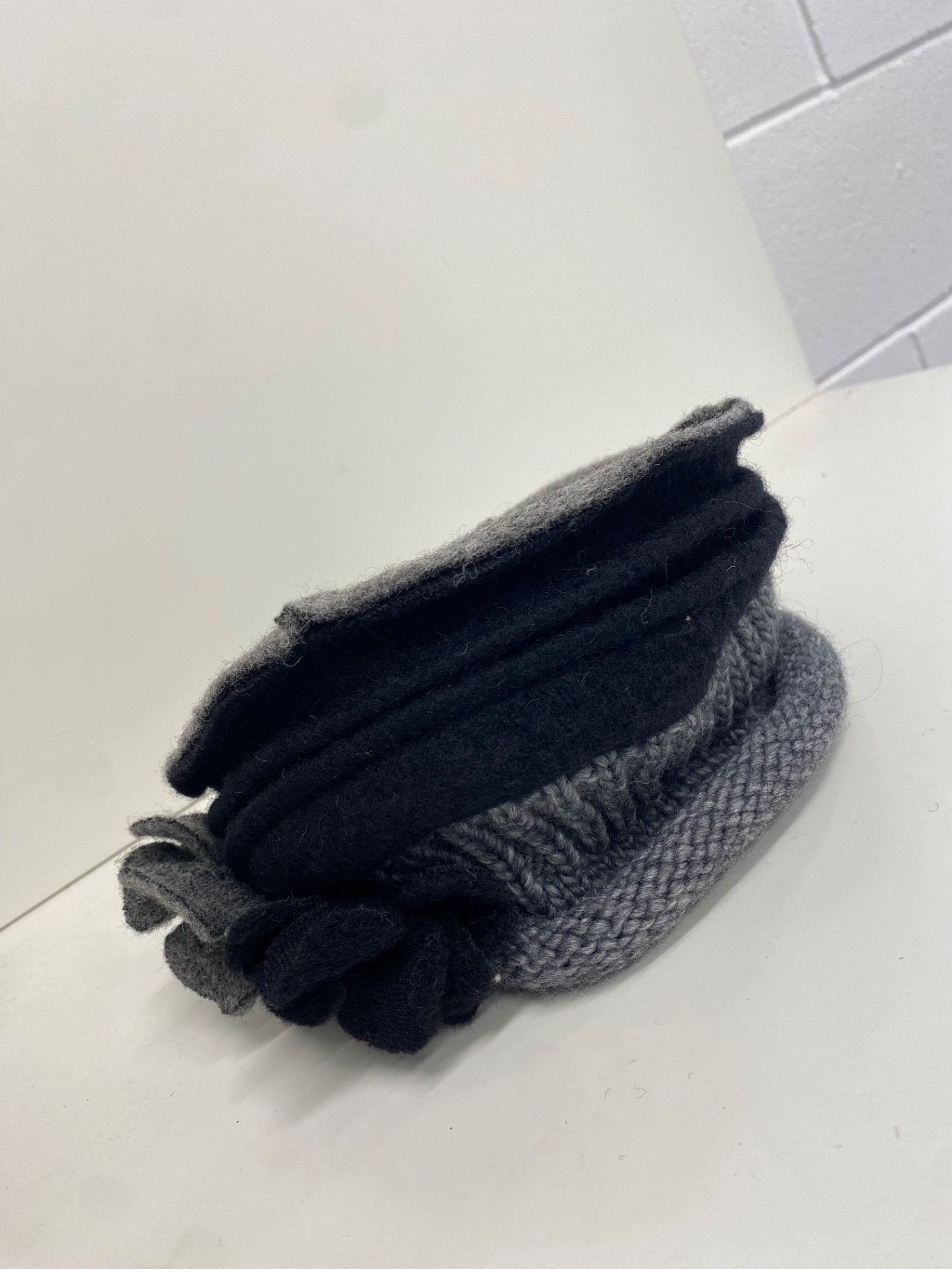 Stunning Giuliana made in Italy felt wool flower Beanie Y2K One size Grey CW566
