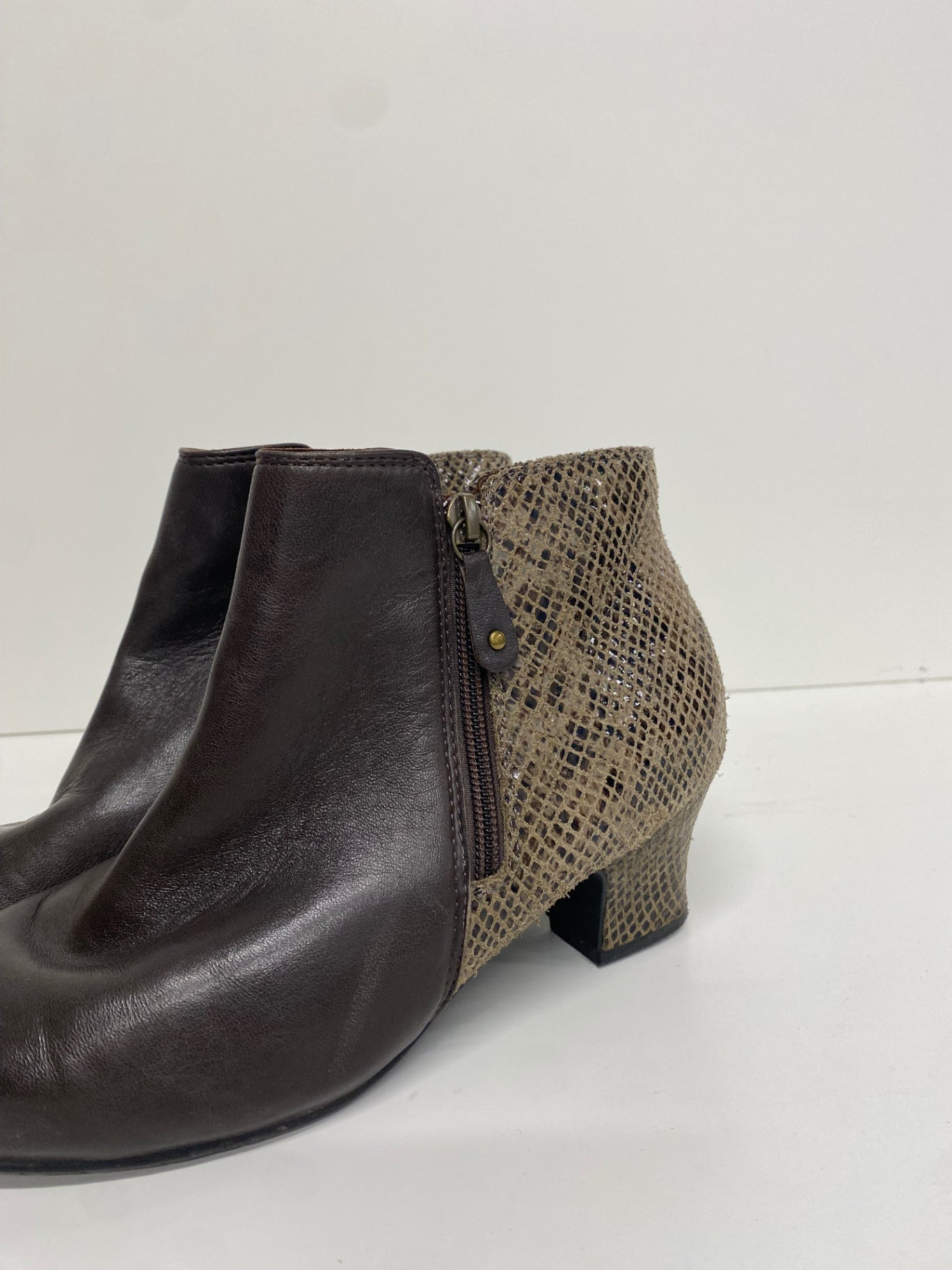 Stunning Hotter leather Ankle Boots UK 5.5 Beige and Brown CW566