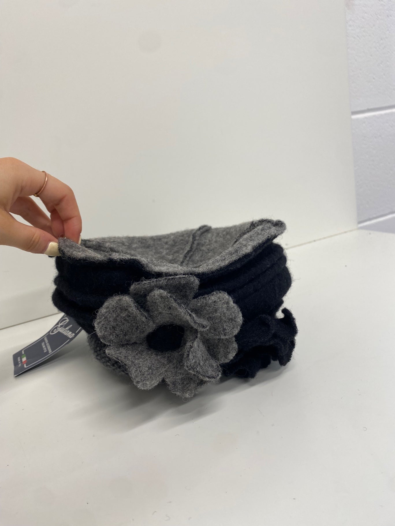 Stunning Giuliana made in Italy felt wool flower Beanie Y2K One size Grey CW566