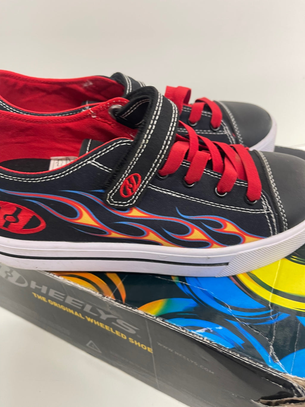 Stunning Heelys Snazzy Sneakers UK3 Black Flame boxed SJ567