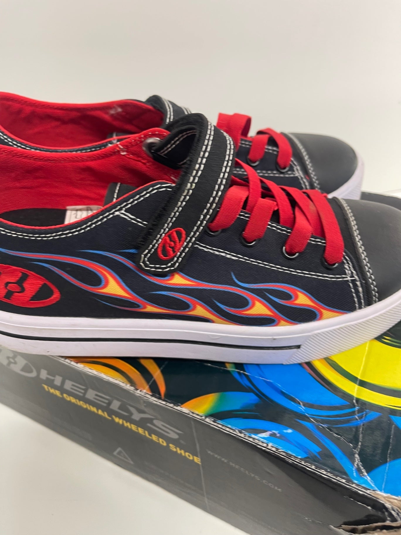 Stunning Heelys Snazzy Sneakers UK3 Black Flame boxed SJ567