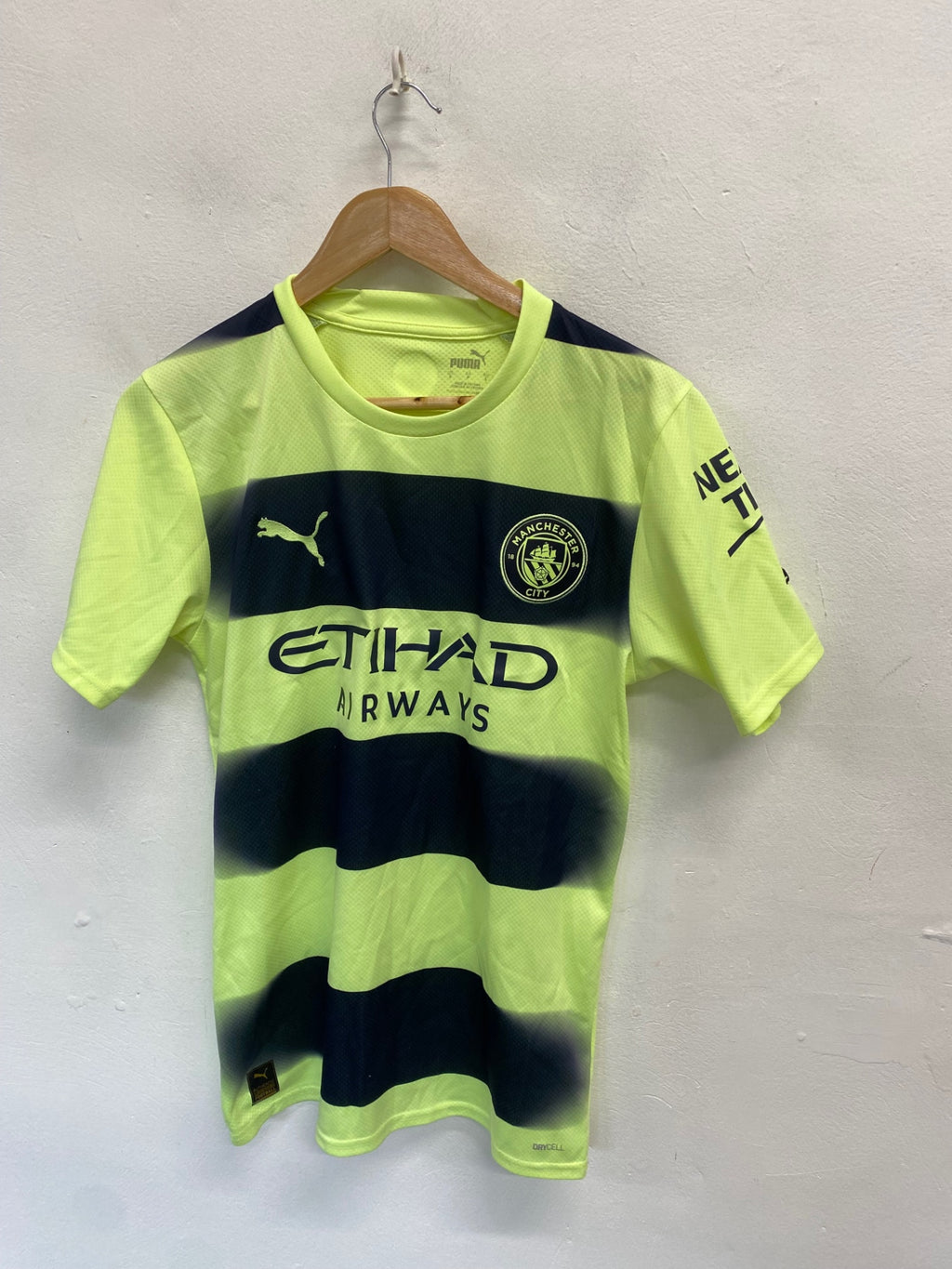Classic men’s Puma Manchester City 22/23 third Football kit UK S Neon Green NC570