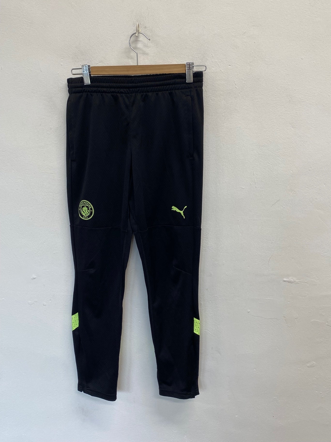 Classic boys Puma Manchester City 22/23 Joggers Age 13-14 Black green NC570