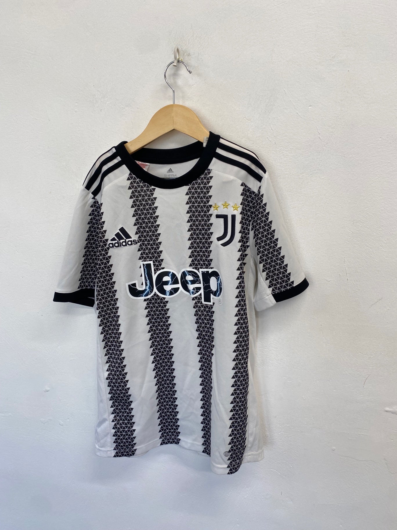Classic boys juventus 22/23 home adidas Football kit Age 13-14 White and black NC570